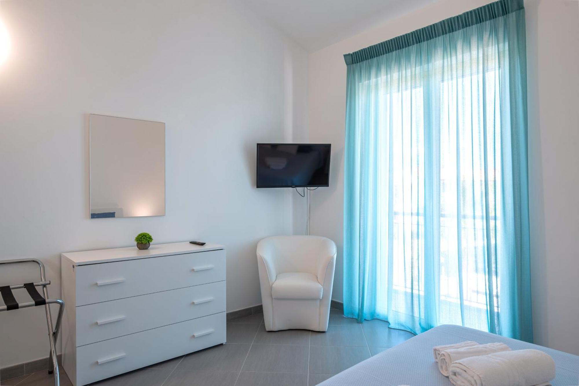 Icaro Residence Apartments With A Beautiful Pool SantʼAgata di Militello Dış mekan fotoğraf