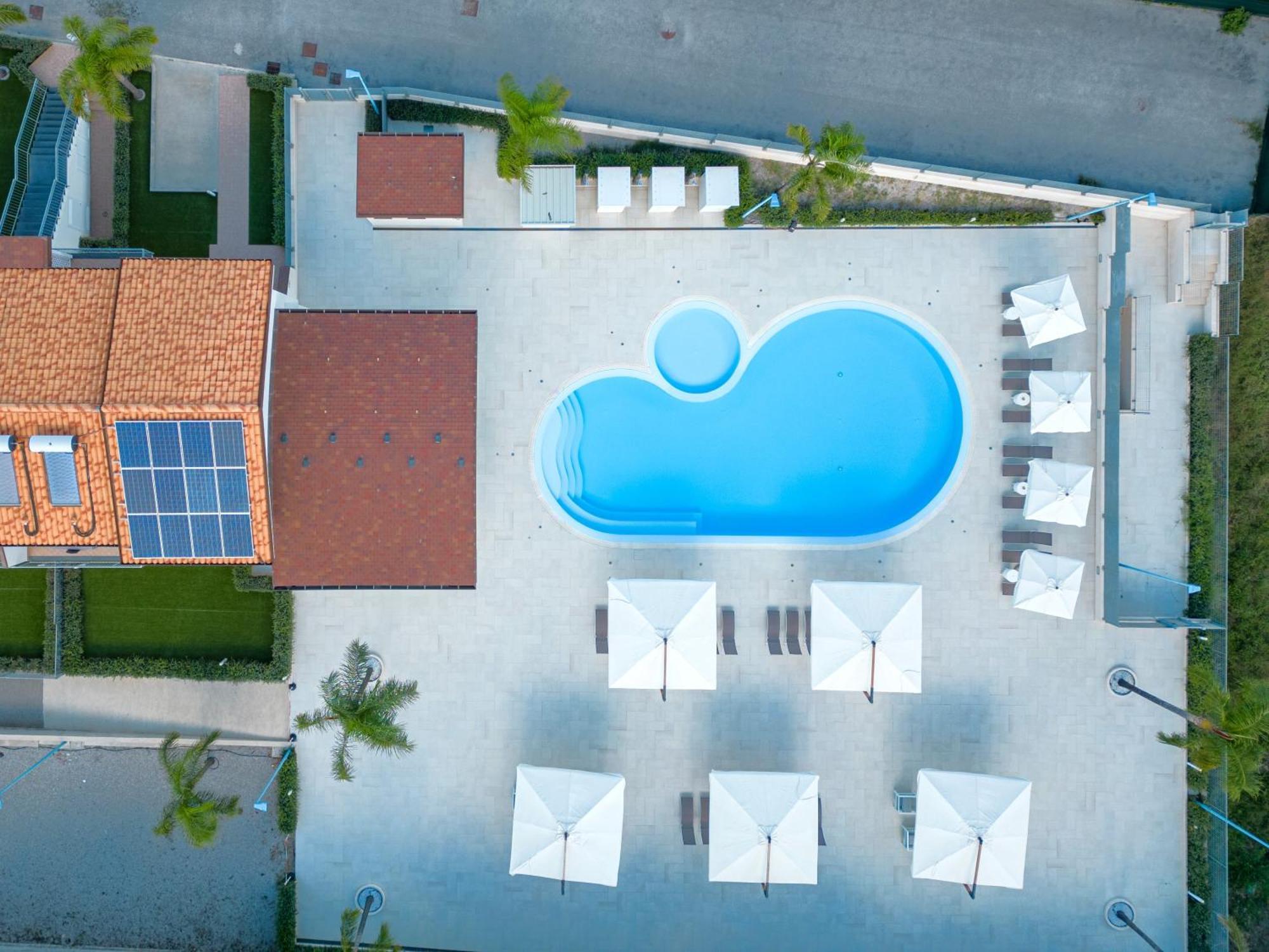 Icaro Residence Apartments With A Beautiful Pool SantʼAgata di Militello Dış mekan fotoğraf