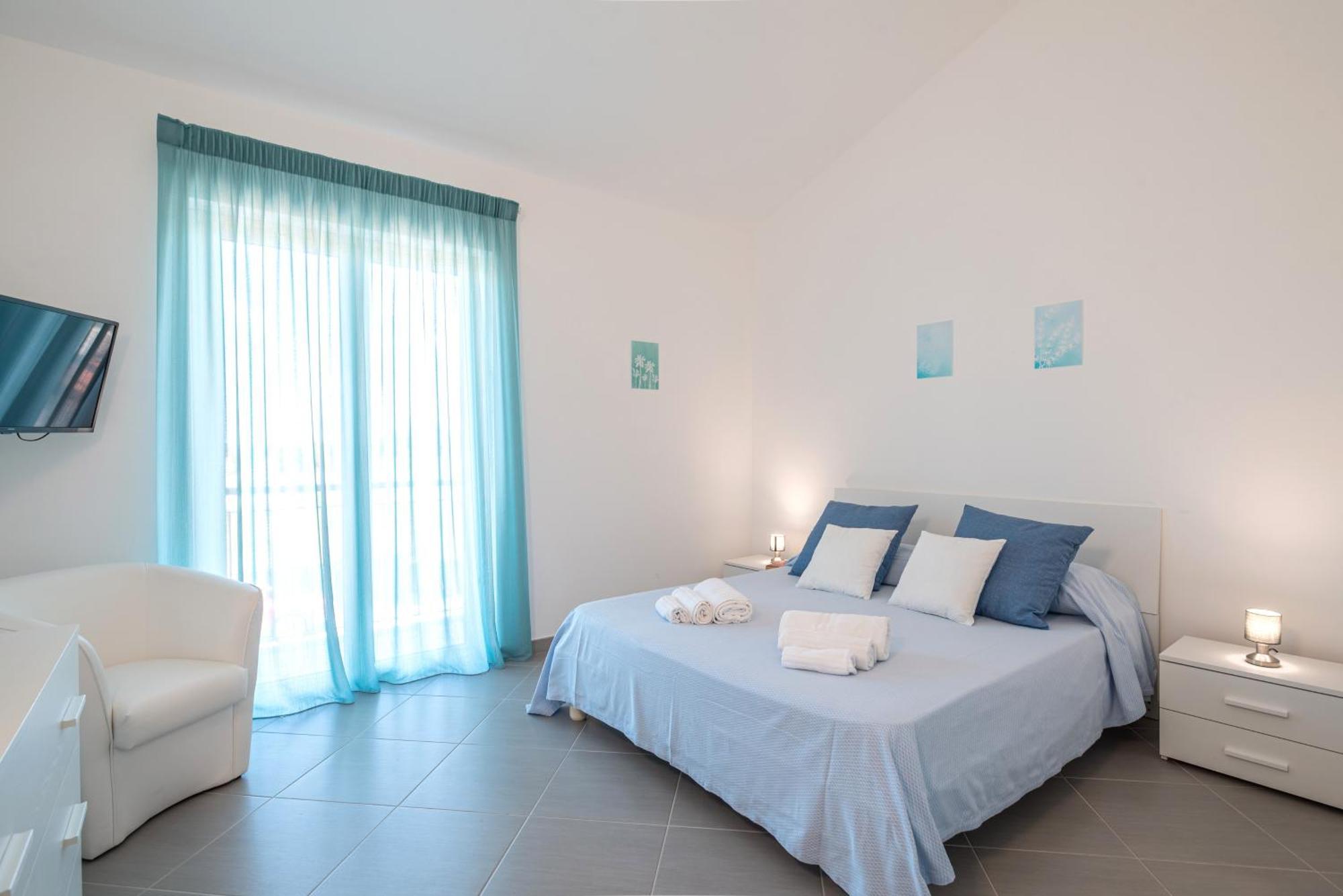 Icaro Residence Apartments With A Beautiful Pool SantʼAgata di Militello Dış mekan fotoğraf